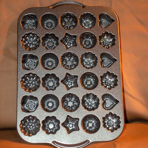 Nordic Ware Mini Tea Cake Pan - Picture 3 of 4